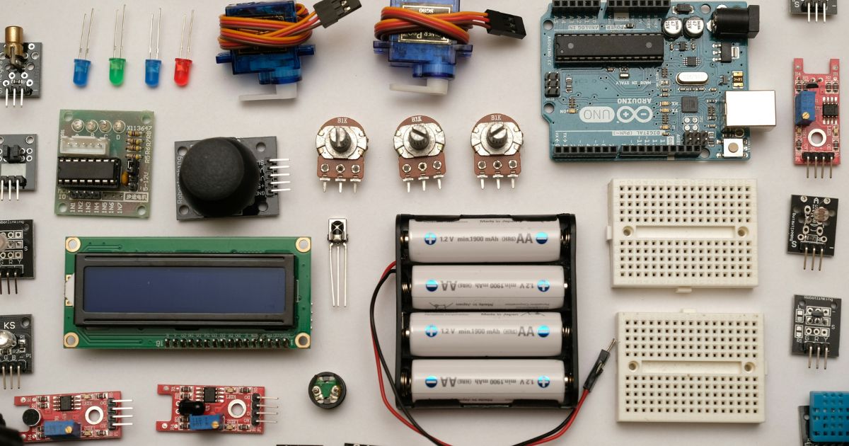 Arduino Uno board with components